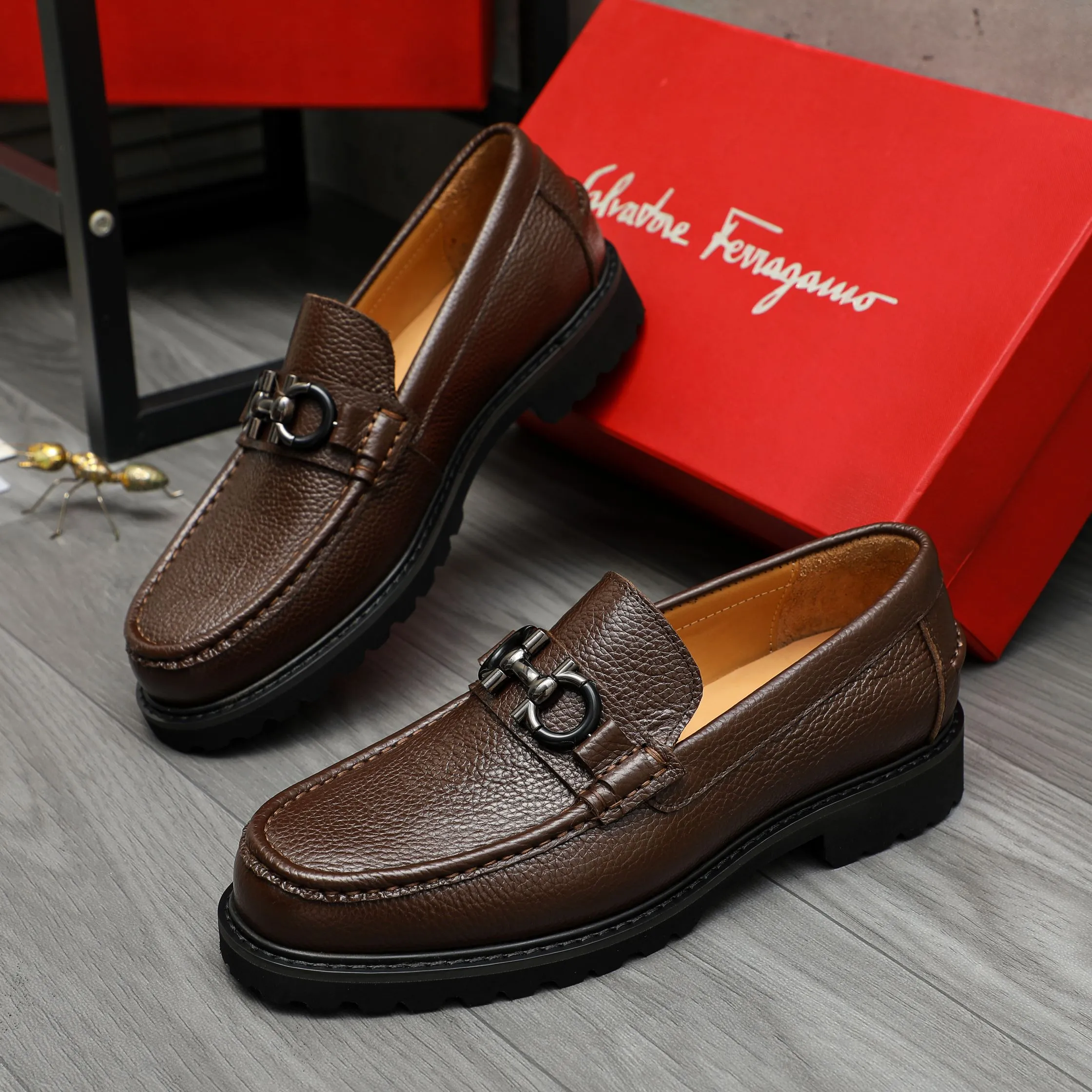 Men's shoes 💰442 Product trademark: Ferragamo "Ferragamo" business formal leather shoes Regular size: 38-46 (45.46 is custom-made and non-returnable) Product materials: Selected pebbled cowhide upper, cowhide lining, non-slip rubber outsole